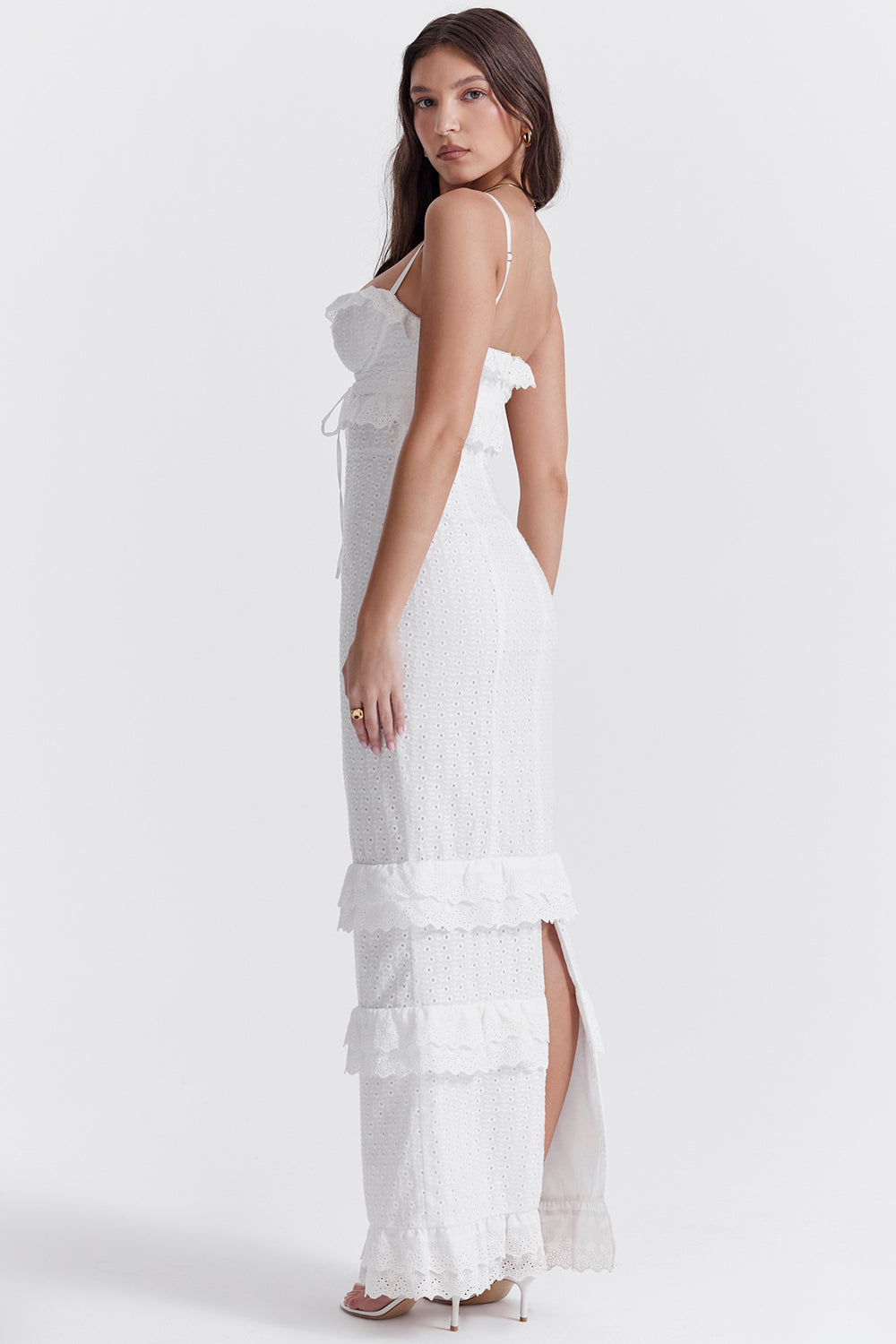Robe longue blanche en broderie anglaise
