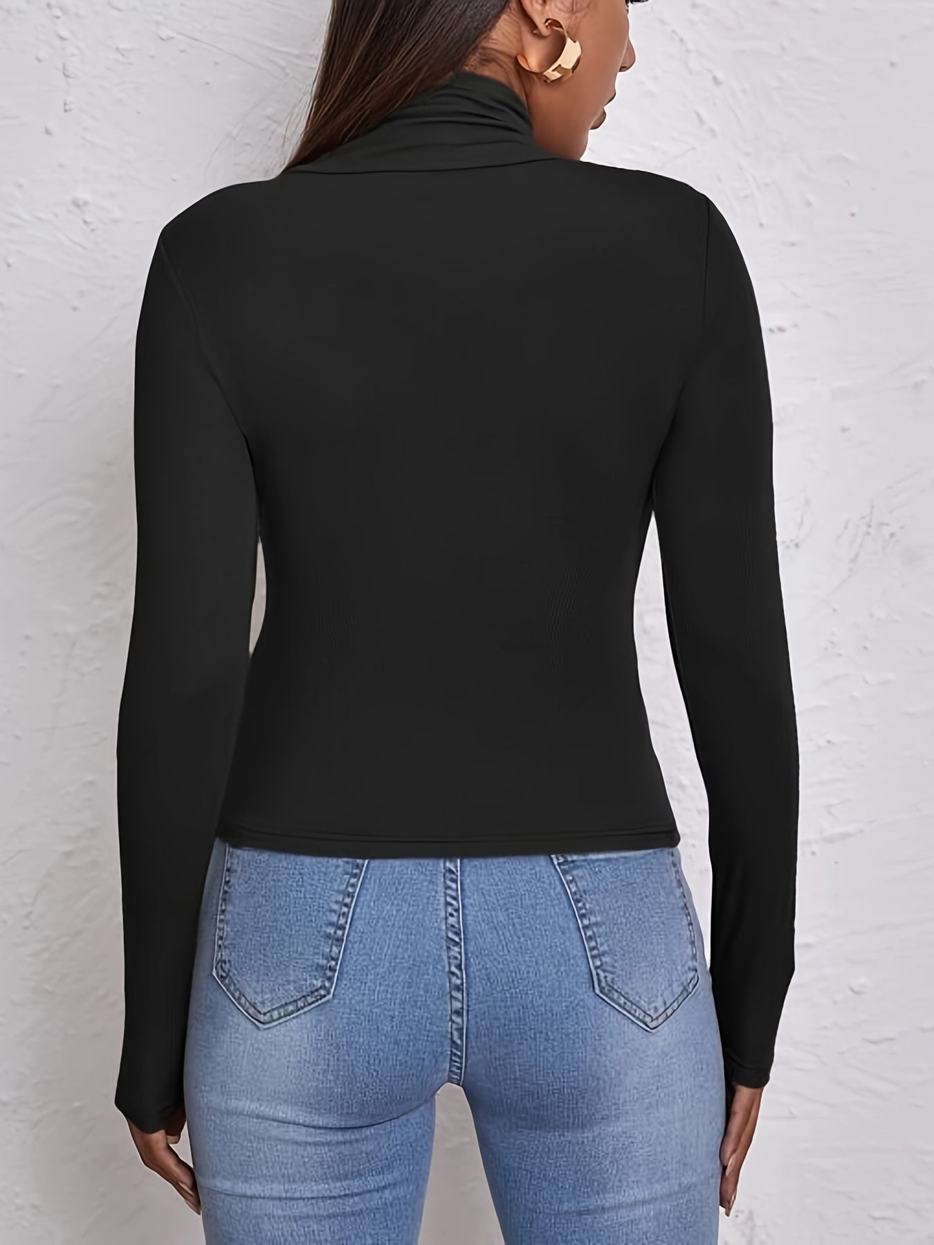 Top noir slim fit à col roulé