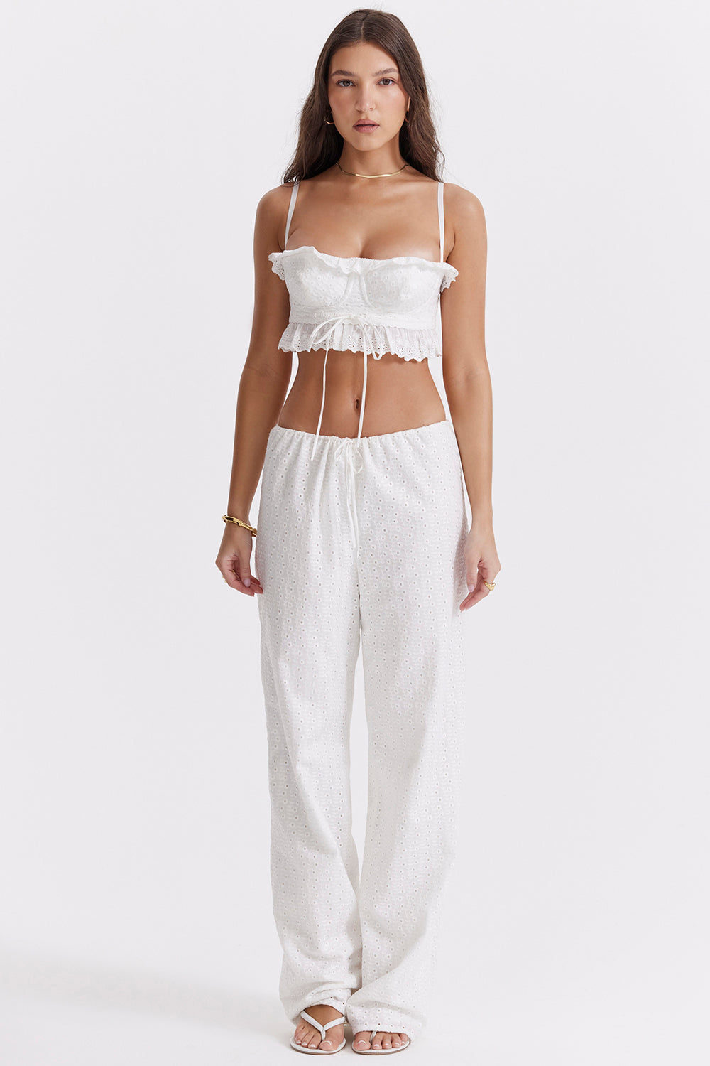 Haut brassiàre en broderie anglaise blanche avec pantalon