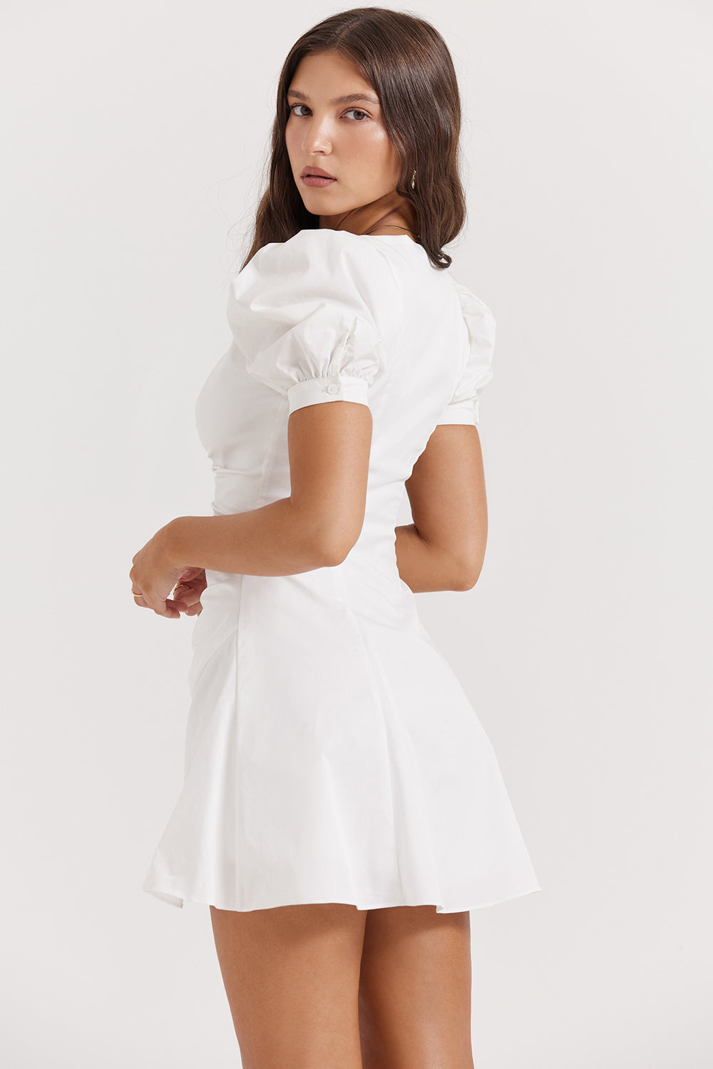 Mini-robe blanche à manches bouffantes