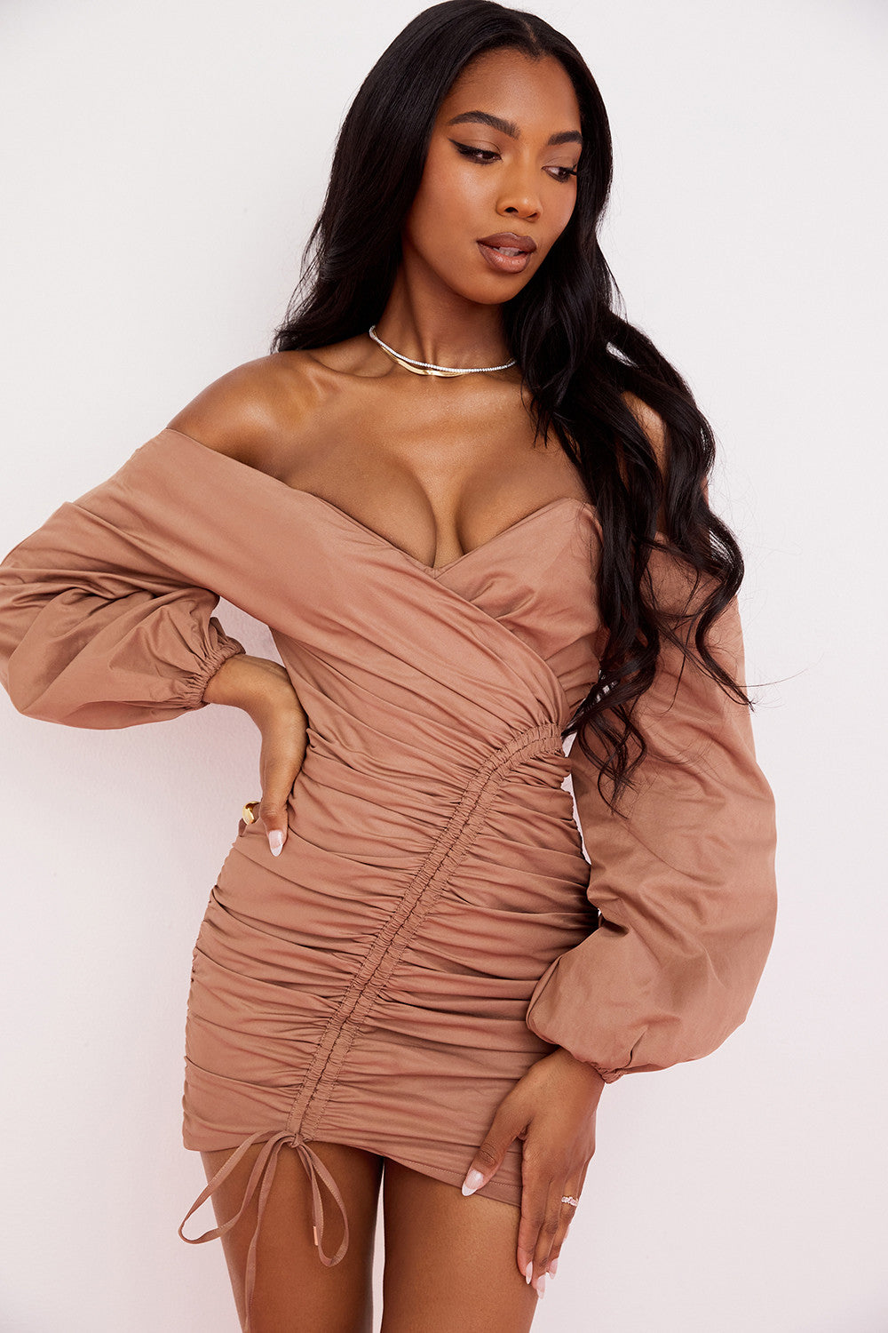 Mini-robe portefeuille Moka avec épaules nues