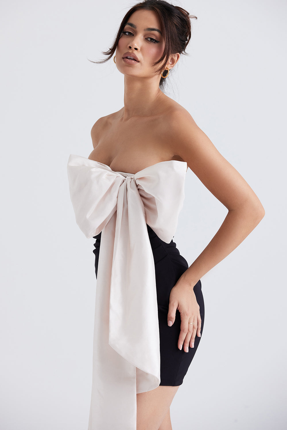 Mini-robe noire et ivoire avec nàud