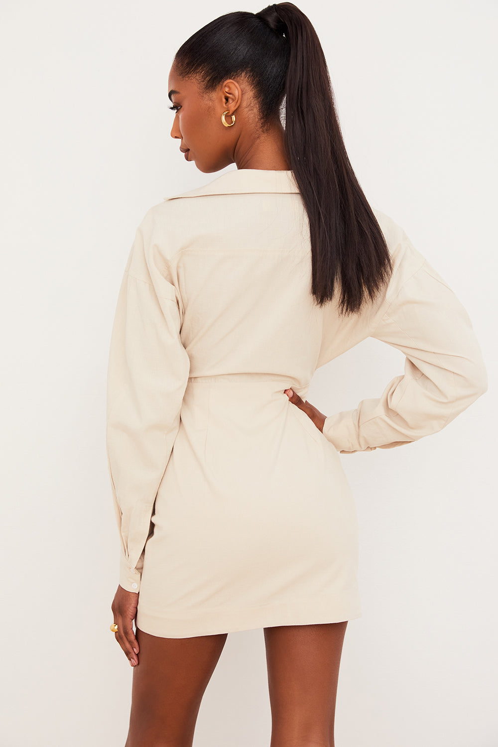 Robe chemise en lin beige à découpe