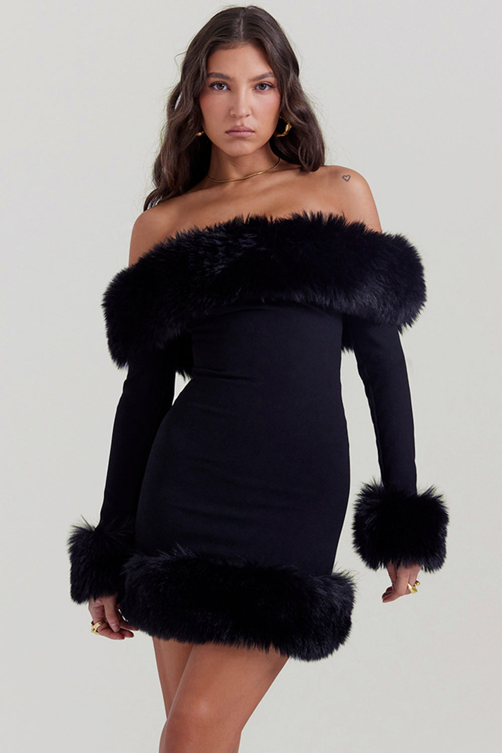 Mini robe noire avec fourrure