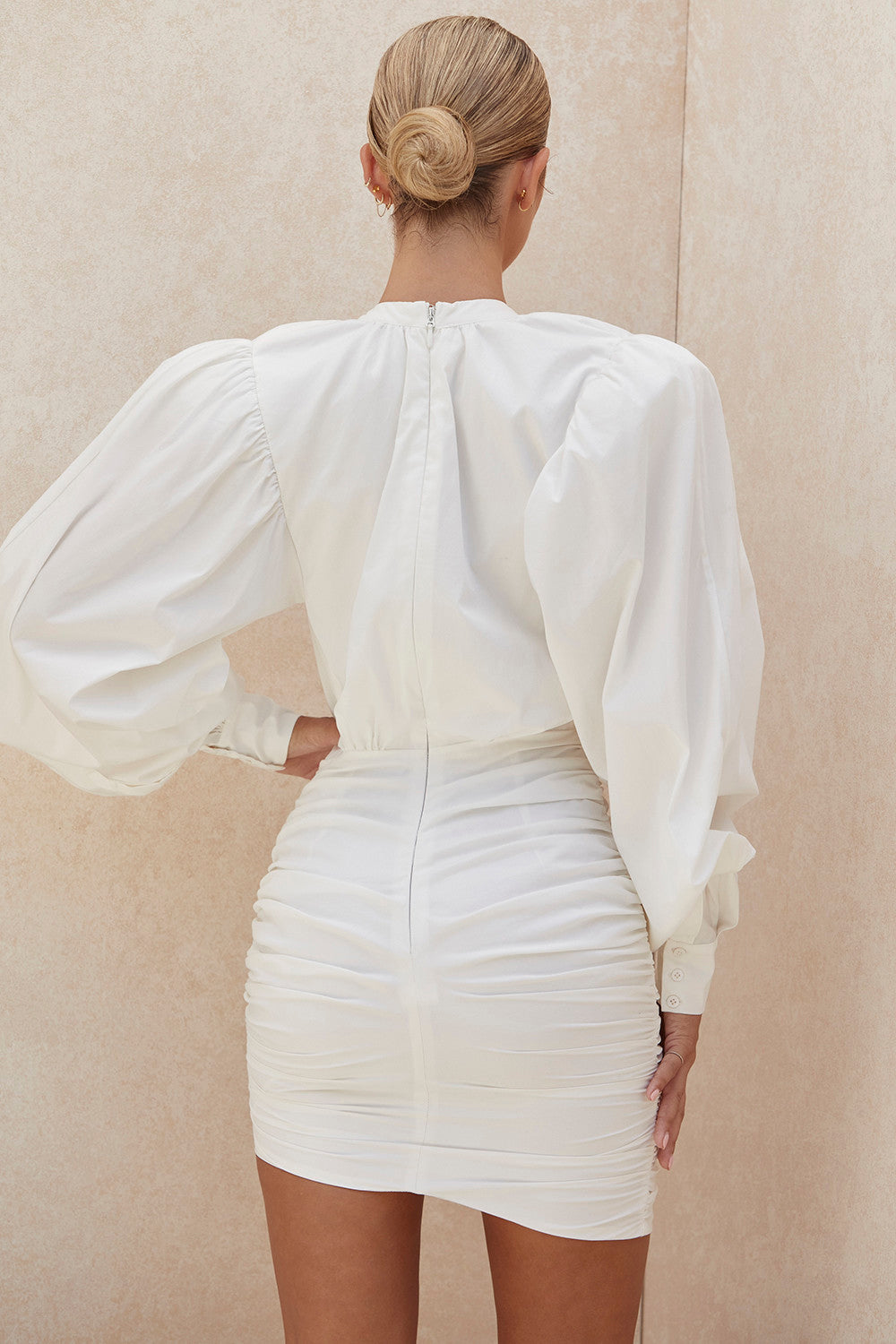 Mini-robe blanche à manches ballon