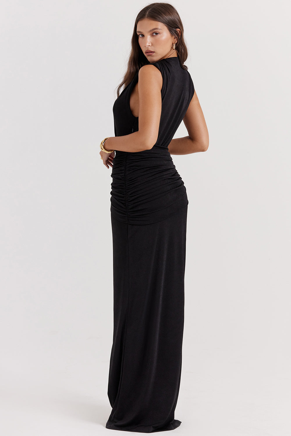 Robe longue noire à décolleté plongeant