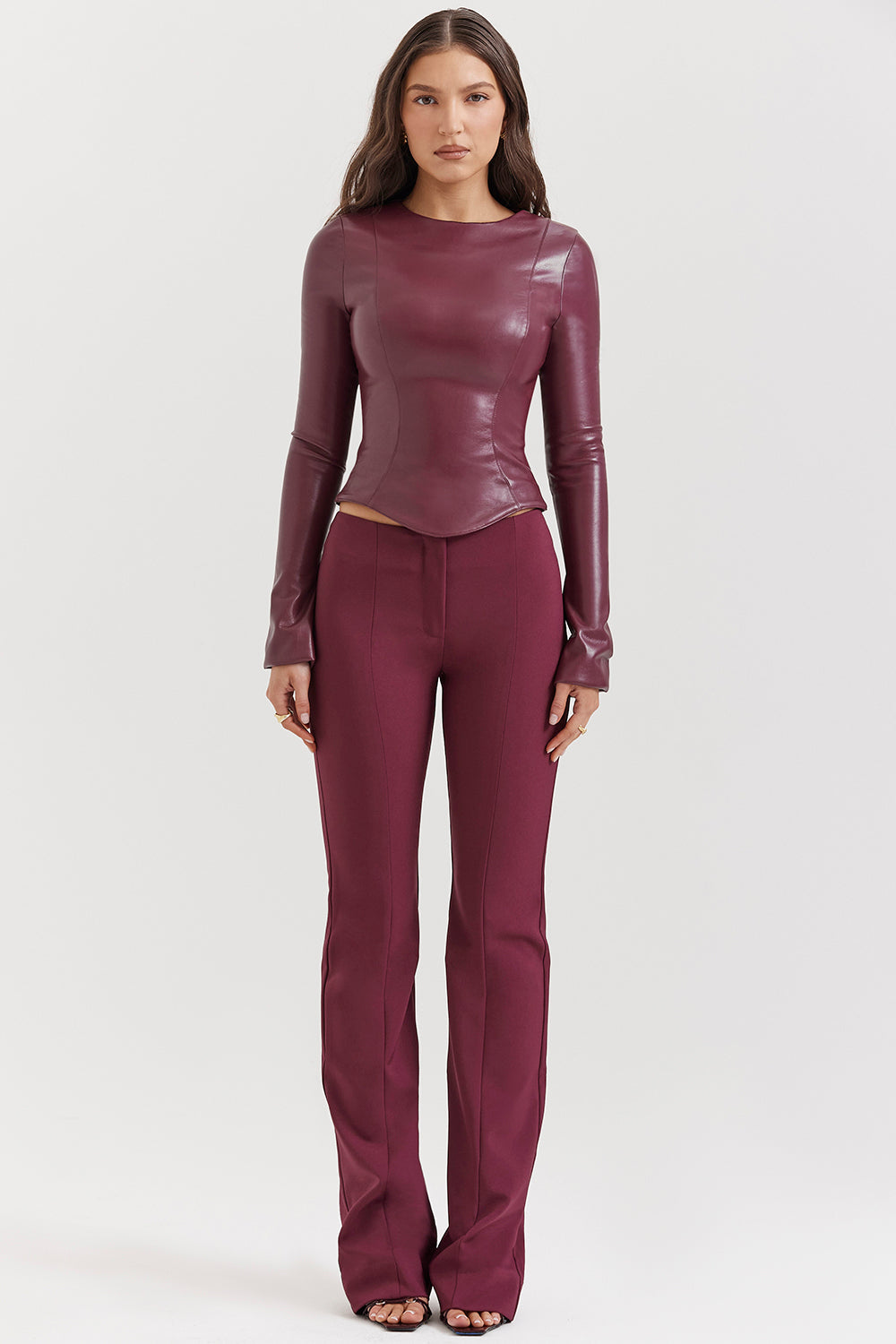 Haut en cuir végétalien vin avec pantalon