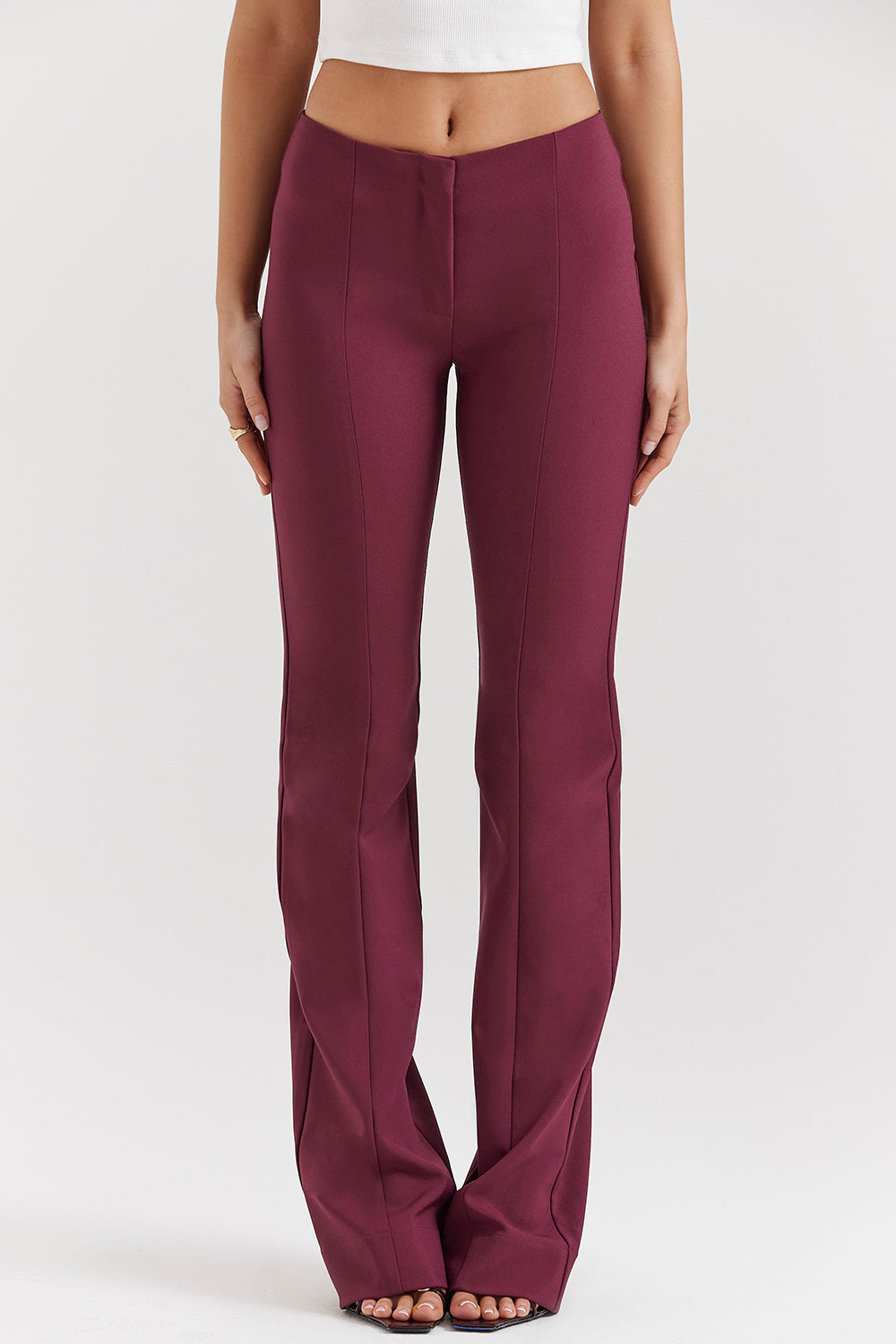 Haut en cuir végétalien vin avec pantalon