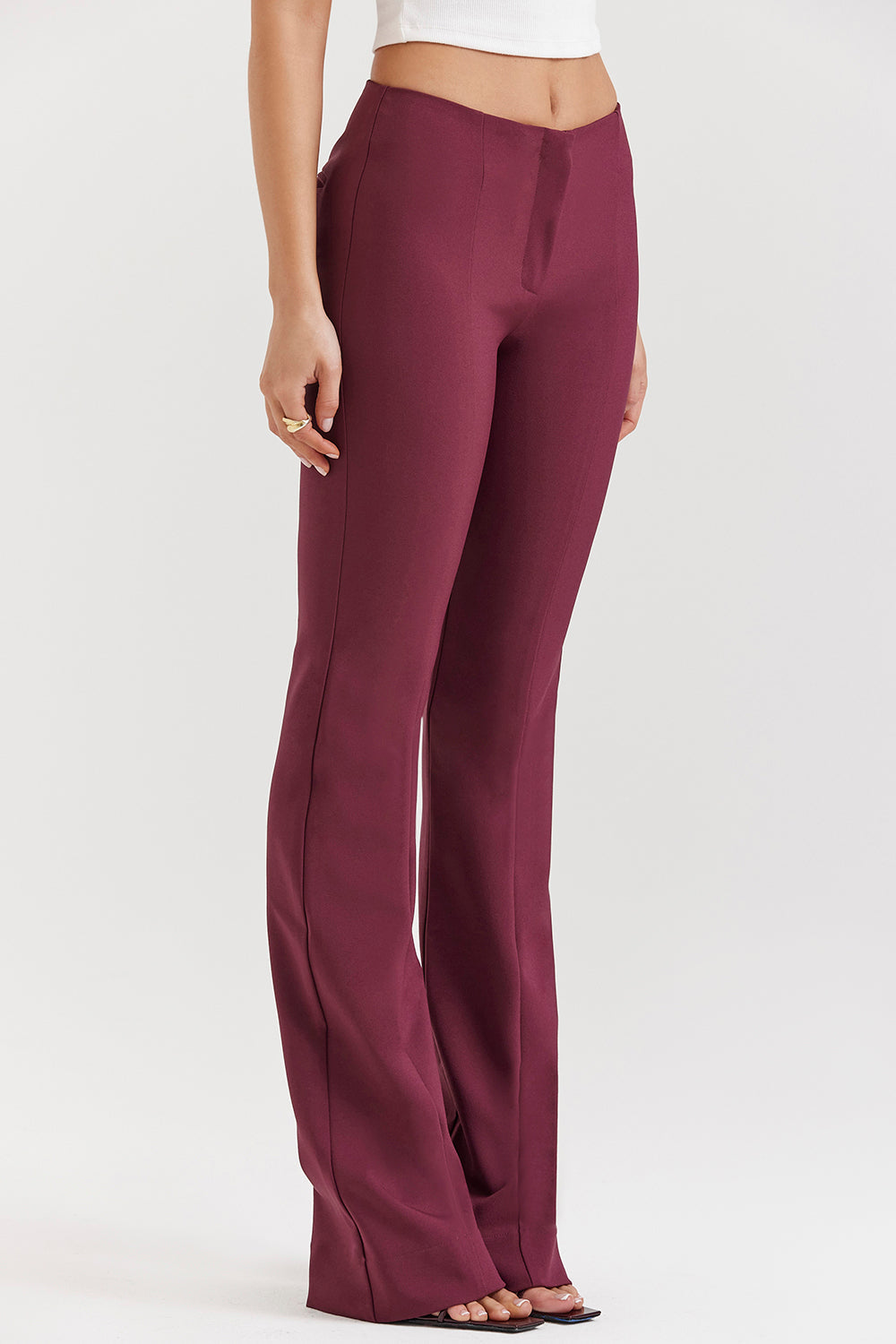 Haut en cuir végétalien vin avec pantalon