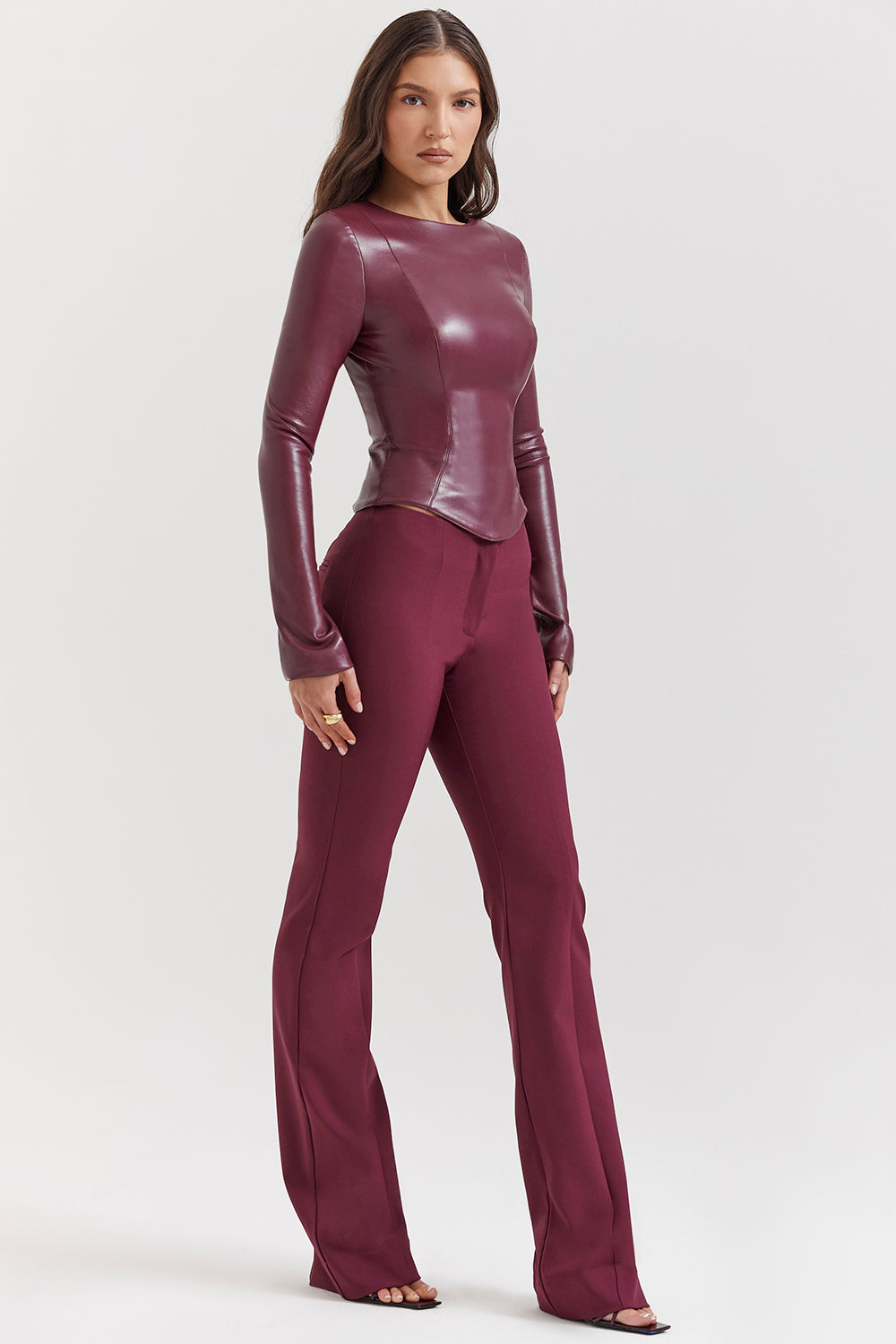 Haut en cuir végétalien vin avec pantalon