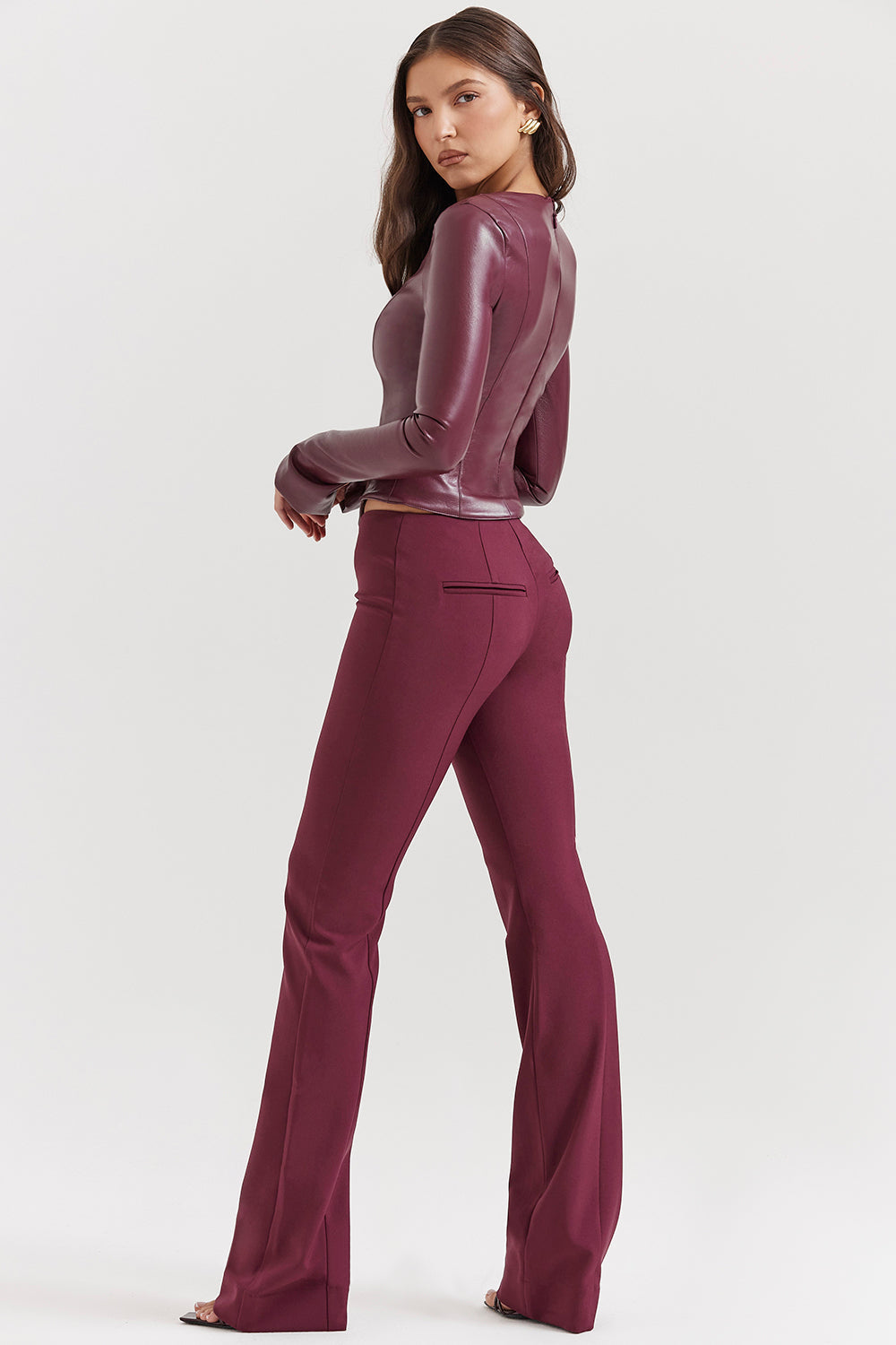 Haut en cuir végétalien vin avec pantalon