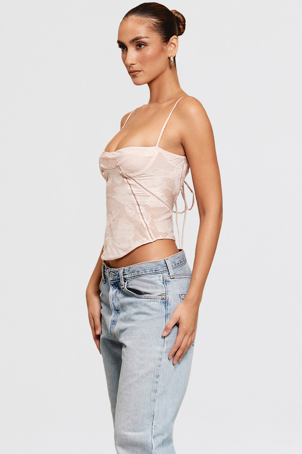 Top en dentelle rose avec dentelle fleurie