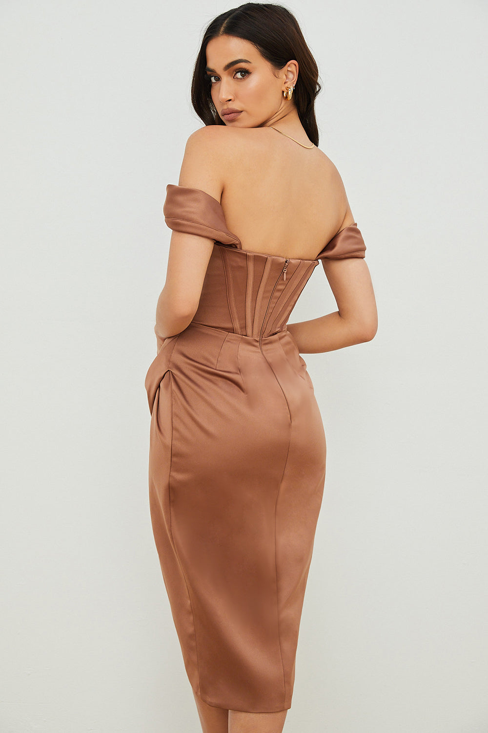 Robe en satin à épaules dénudées