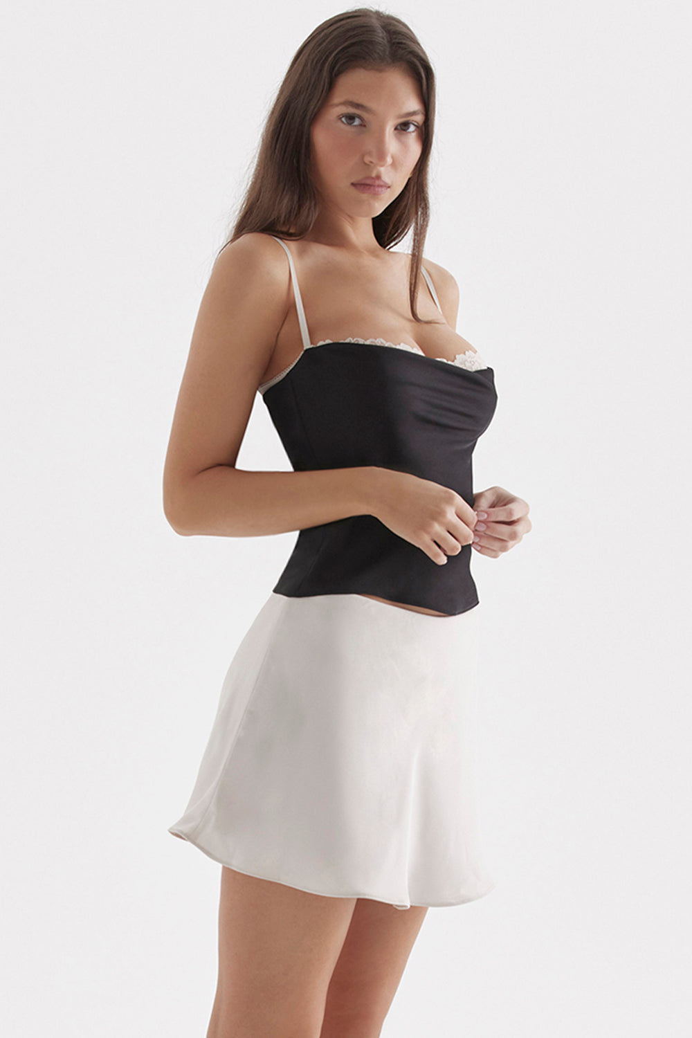 Top à armatures noir blanc cassé avec mini-jupe