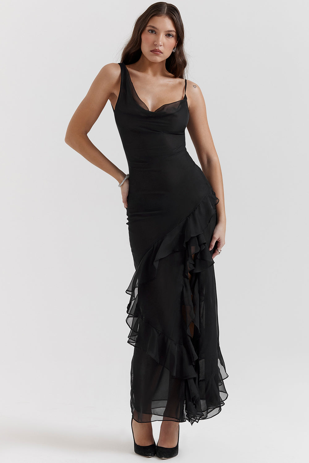 Robe longue noire à volants
