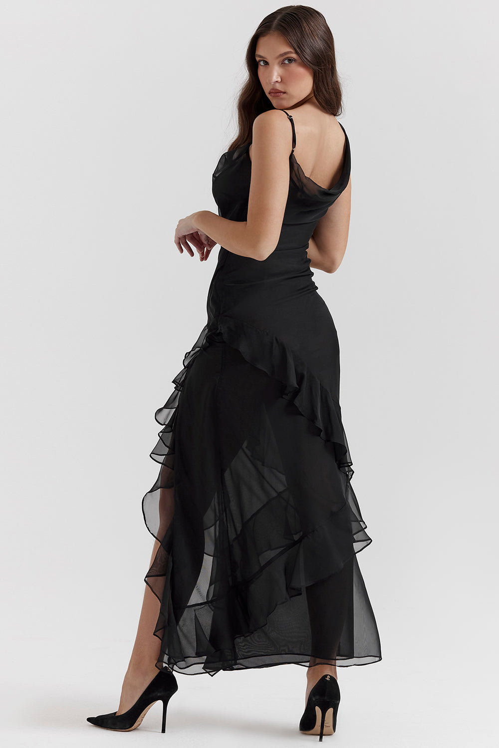 Robe longue noire à volants