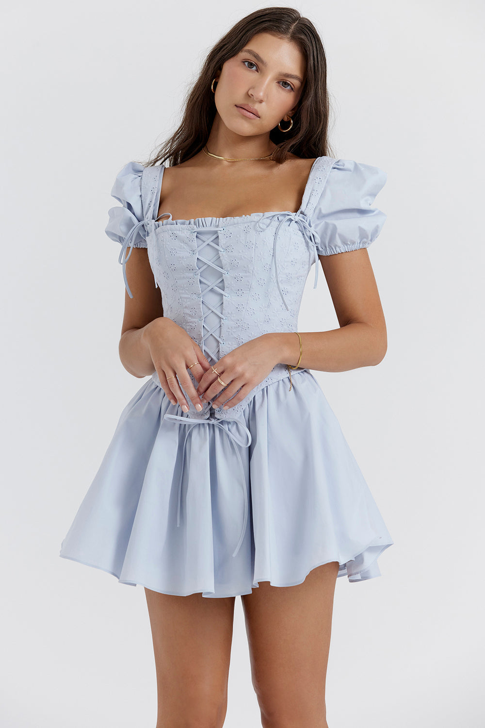 Mini-robe corset bleu doux avec broderie