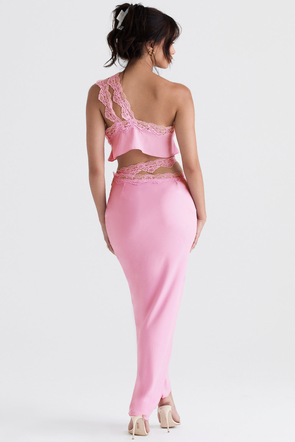 Top court aéré rose avec jupe longue avec bord en dentelle