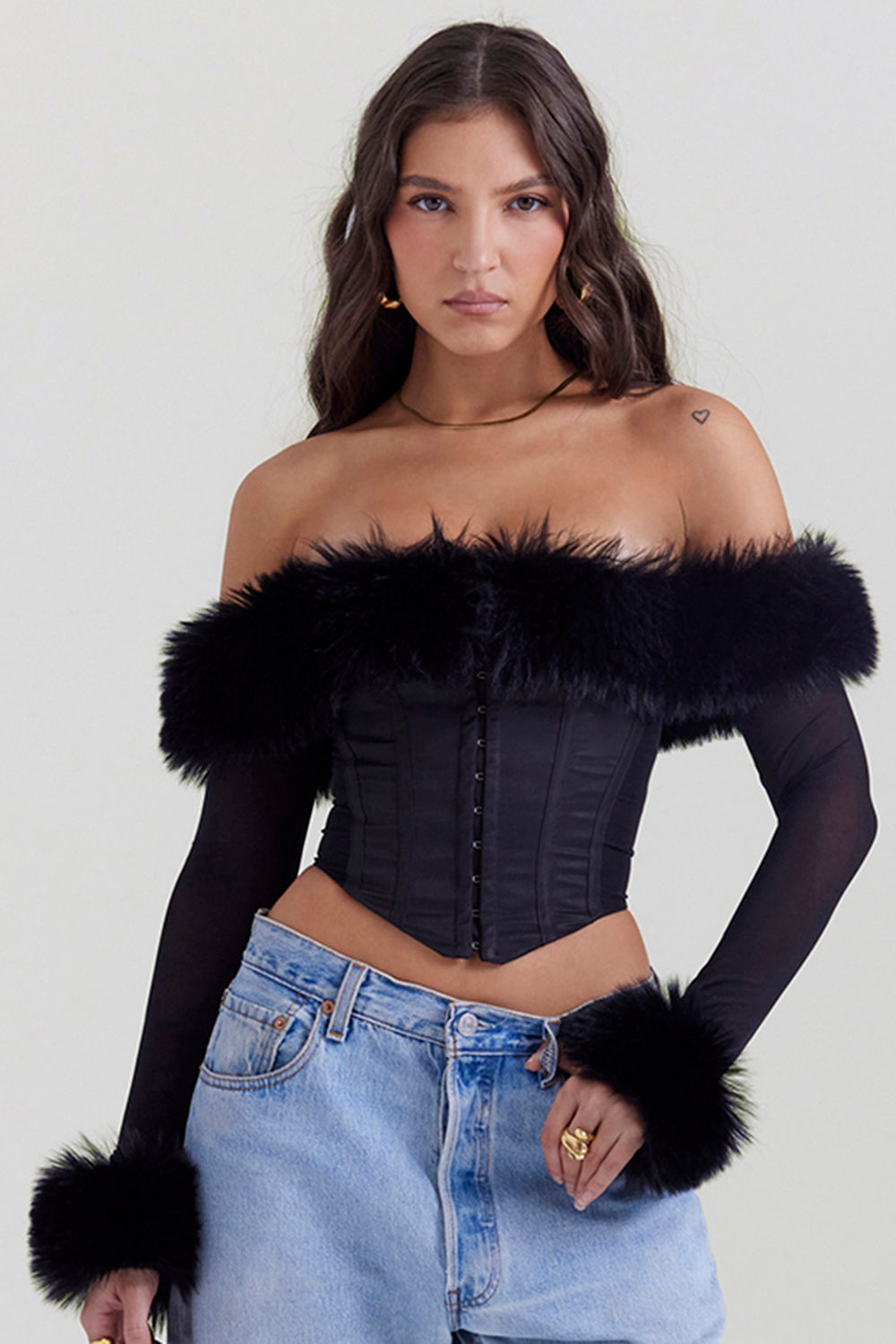 Corset noir avec bordure en fausse fourrure