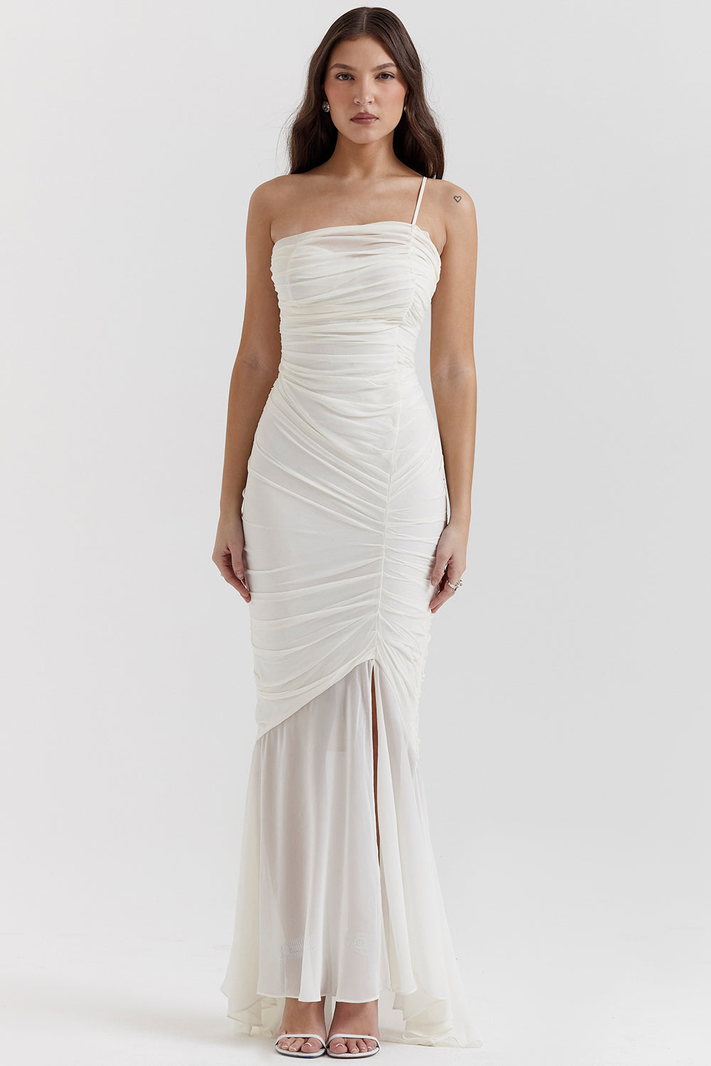 Robe longue de couleur ivoire à volants