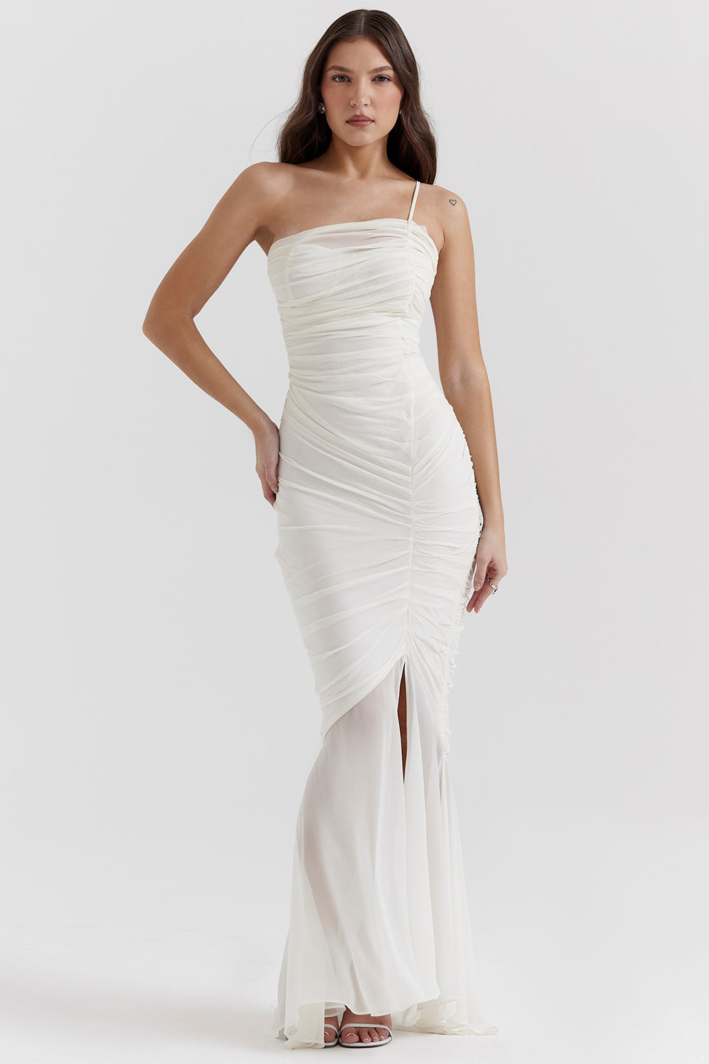 Robe longue de couleur ivoire à volants