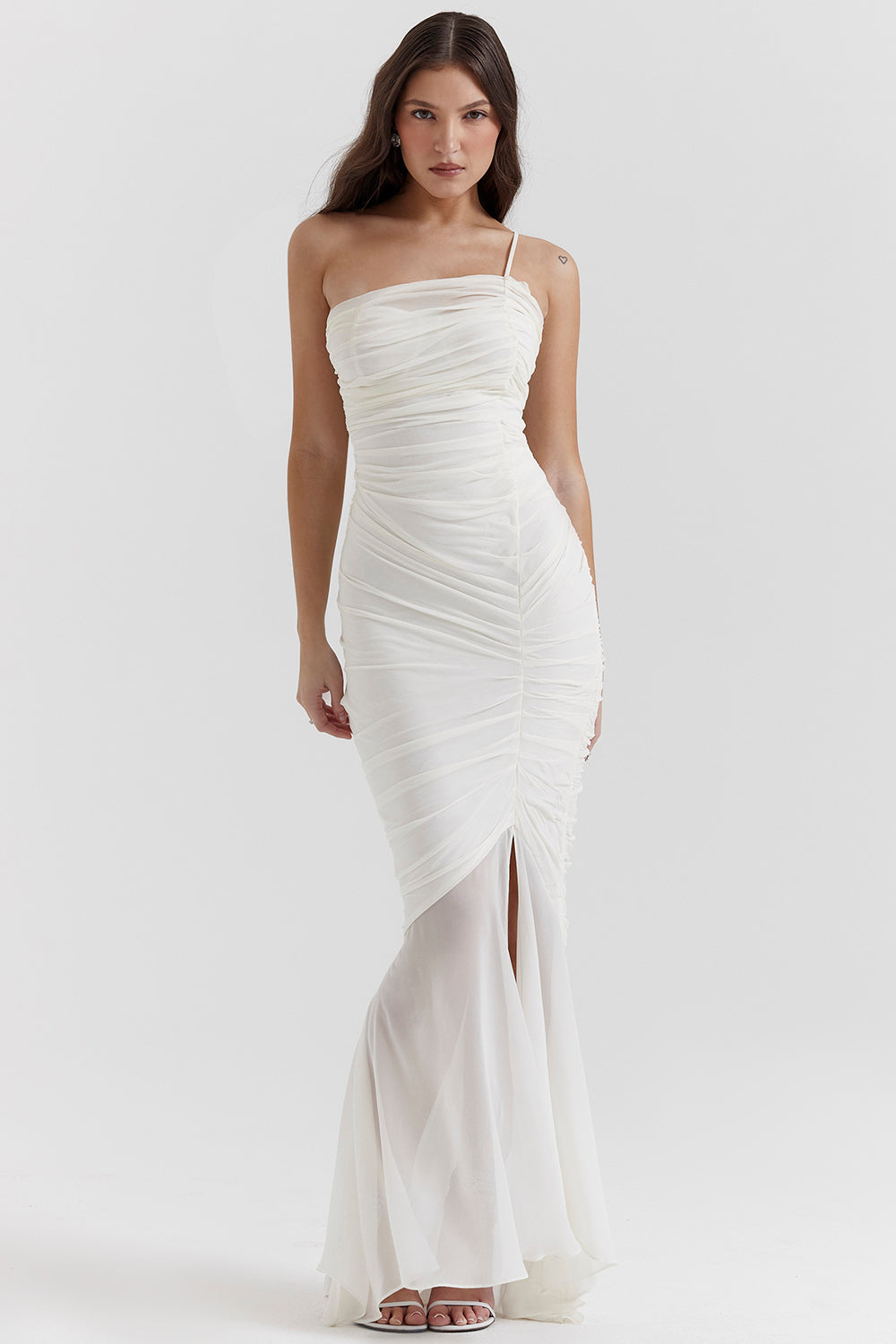 Robe longue de couleur ivoire à volants