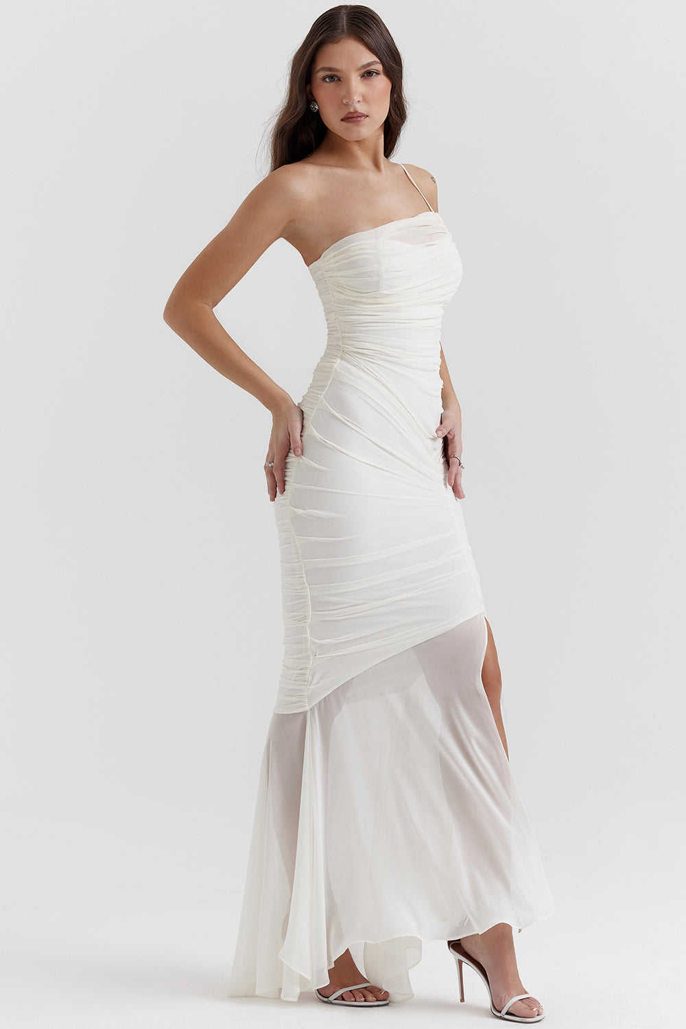 Robe longue de couleur ivoire à volants