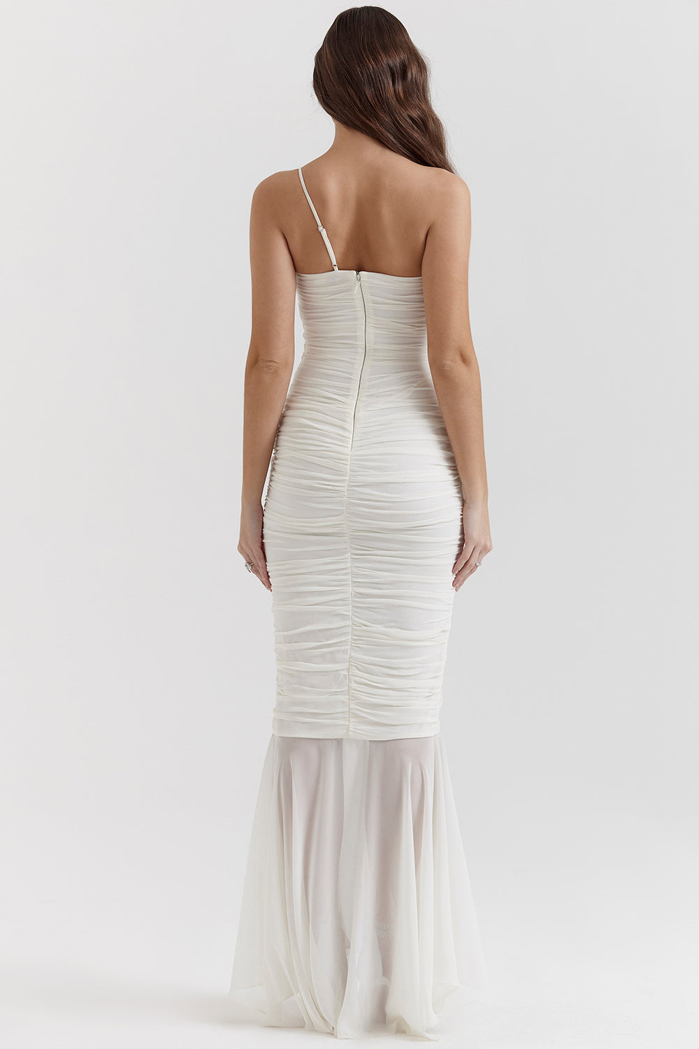 Robe longue de couleur ivoire à volants