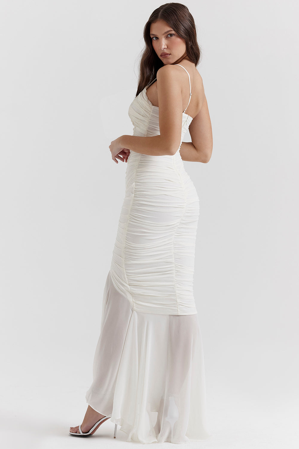 Robe longue de couleur ivoire à volants