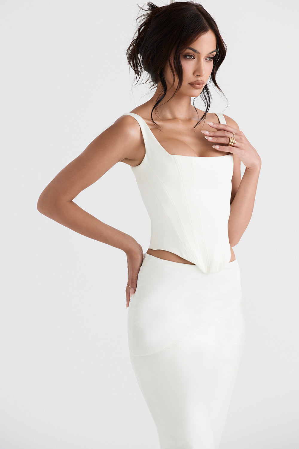 Long corset en satin ivoire avec jupe midi coupée en diagonale