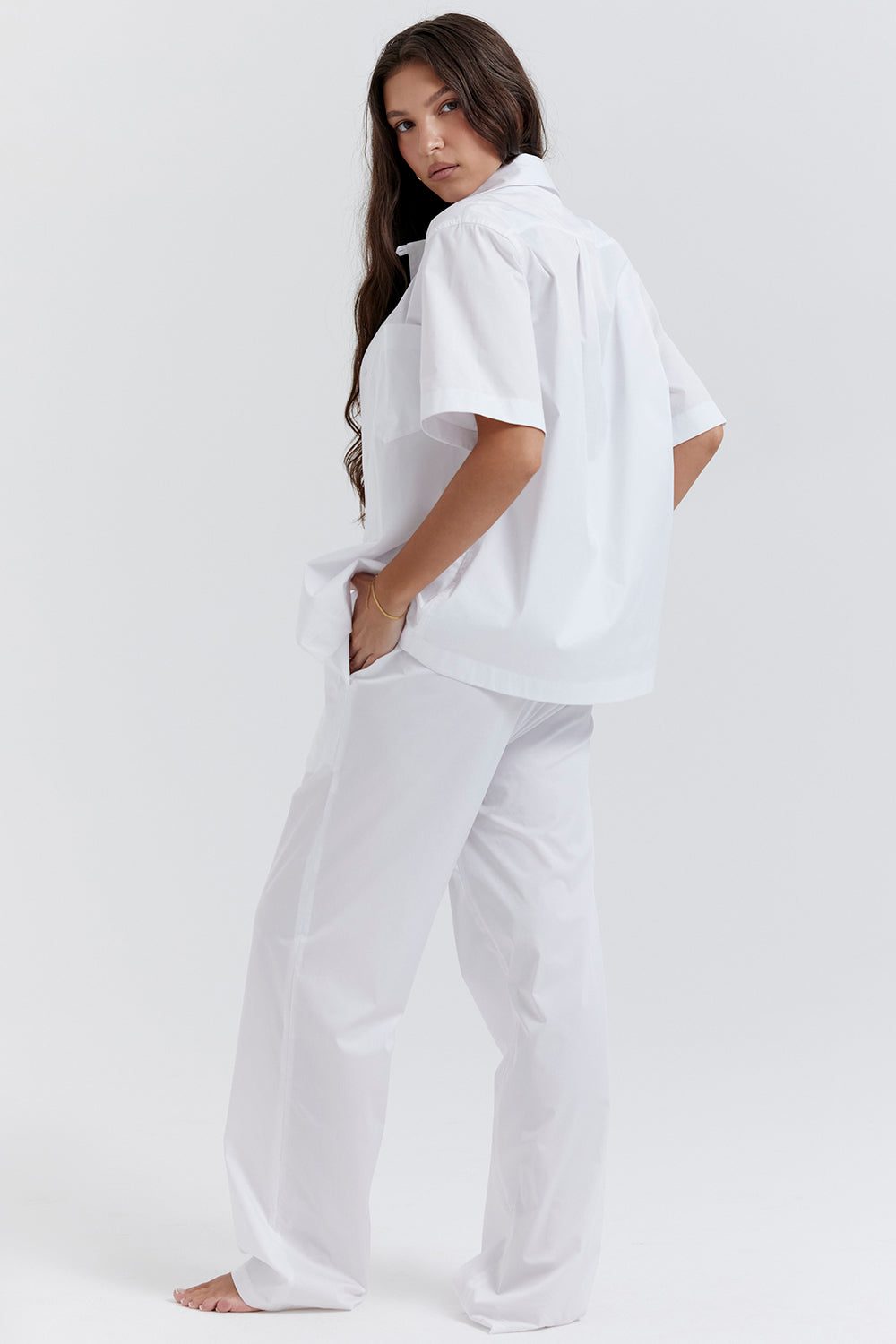 Chemise oversize blanche avec pantalon coupe décontractée