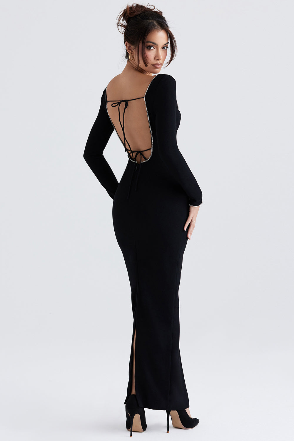 Robe longue noire ornée de cristaux