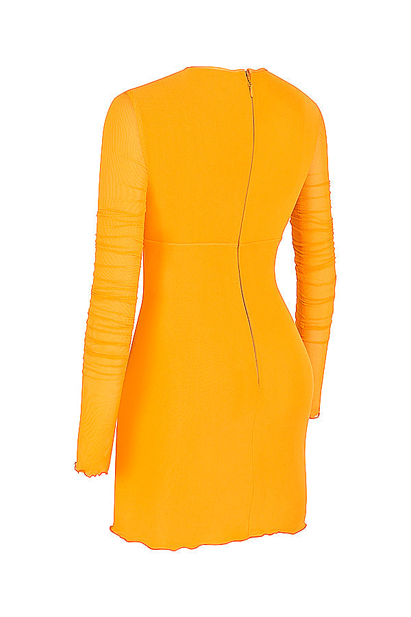 Mini-robe en maille orange à manches longues et découpée à volants