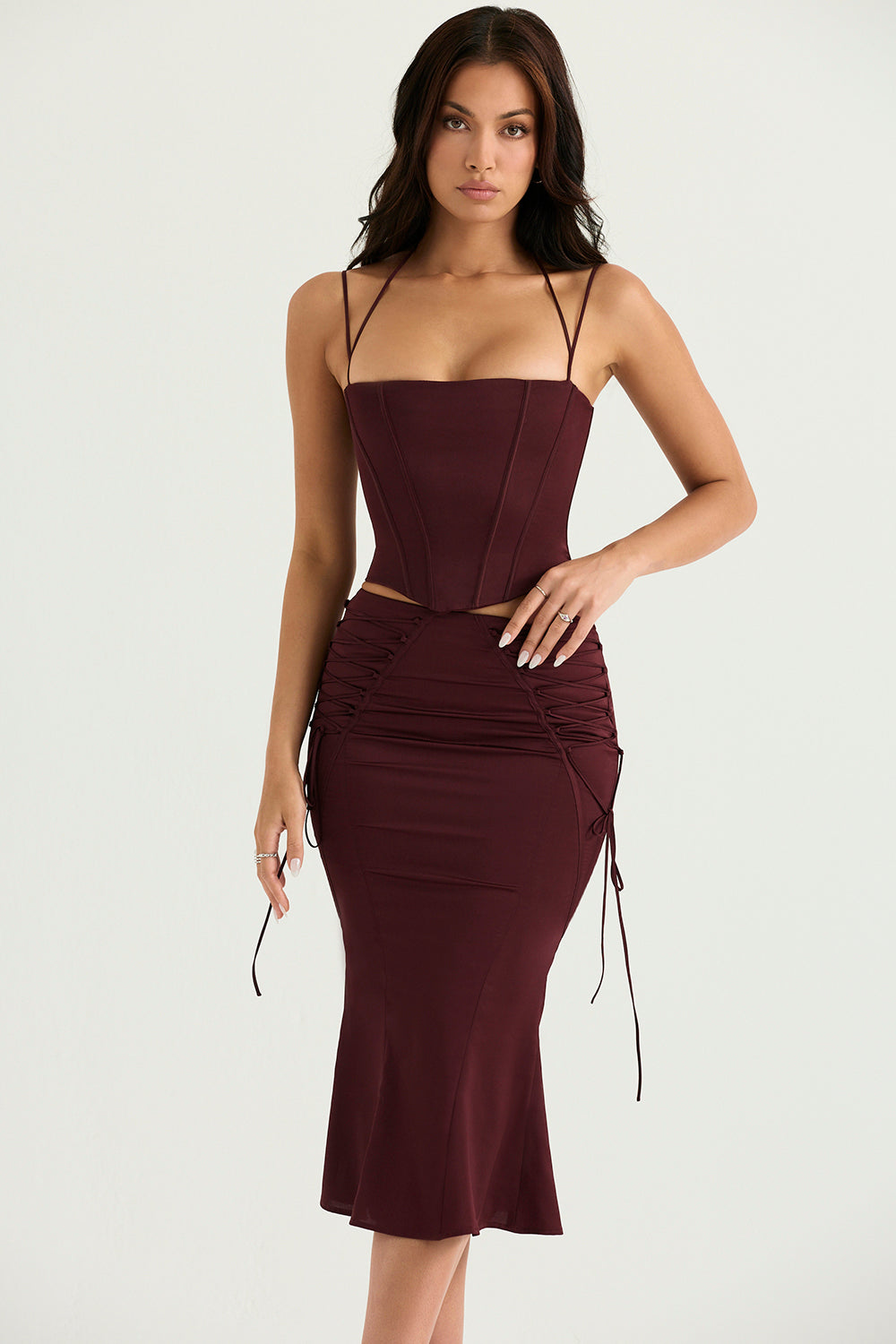 Corset en satin avec jupe midi à lacets