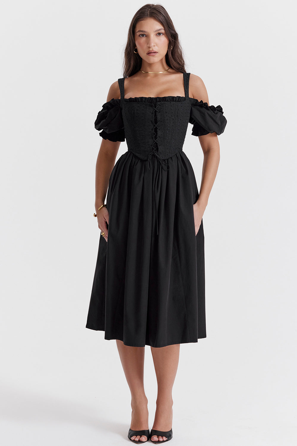 Robe d'été midi noire à manches bouffantes