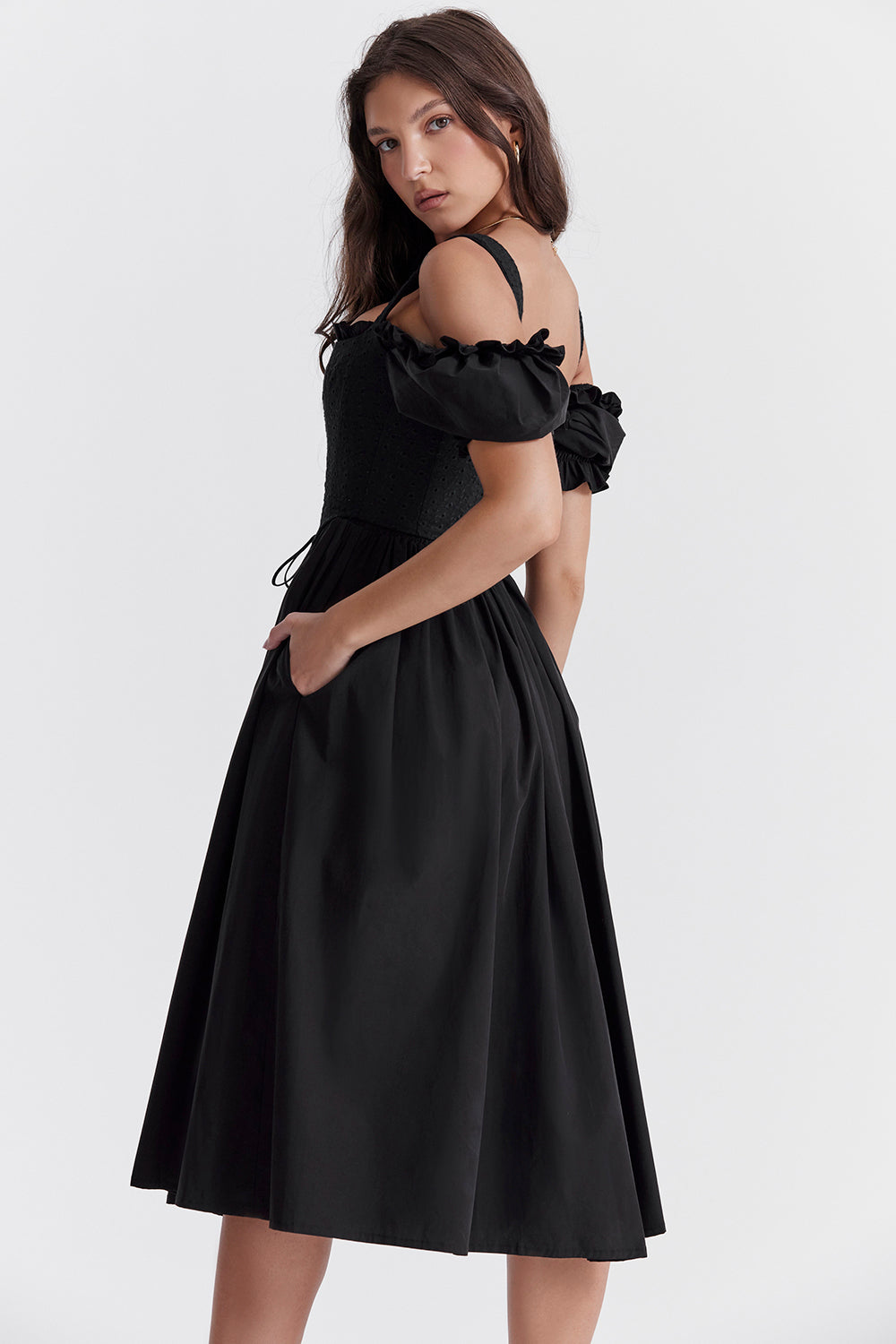 Robe d'été midi noire à manches bouffantes