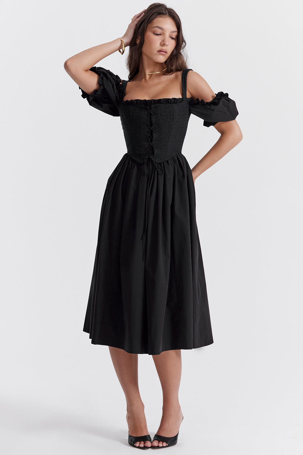 Robe d'été midi noire à manches bouffantes
