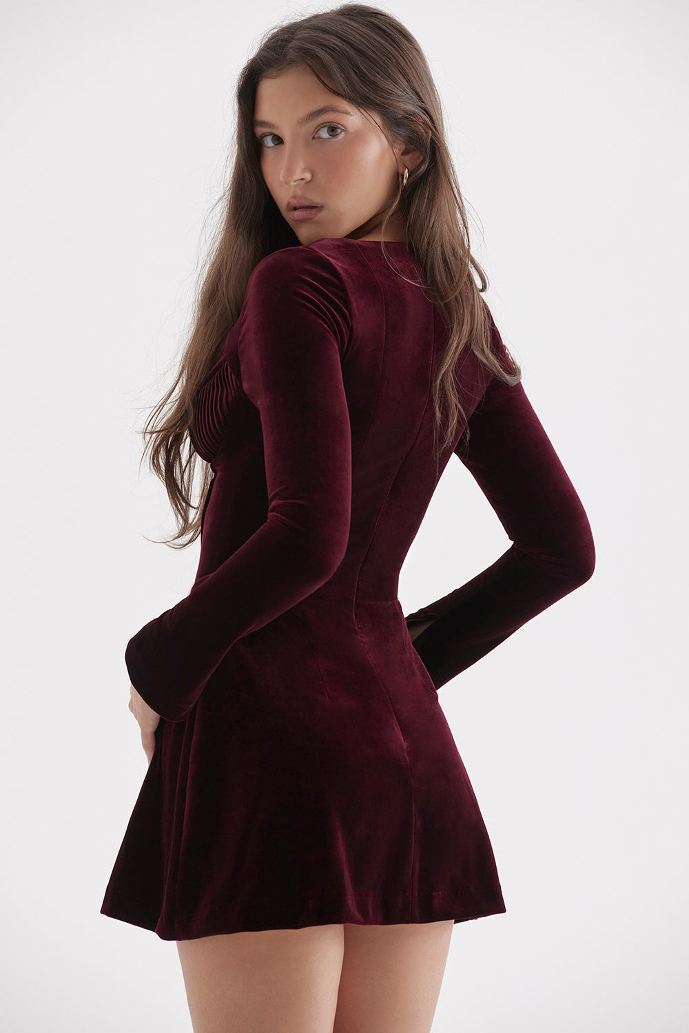 Mini-robe noire à plis couleur cerise