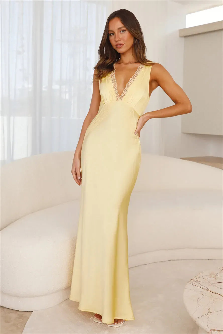 Robe longue en satin à col en V profond en jaune