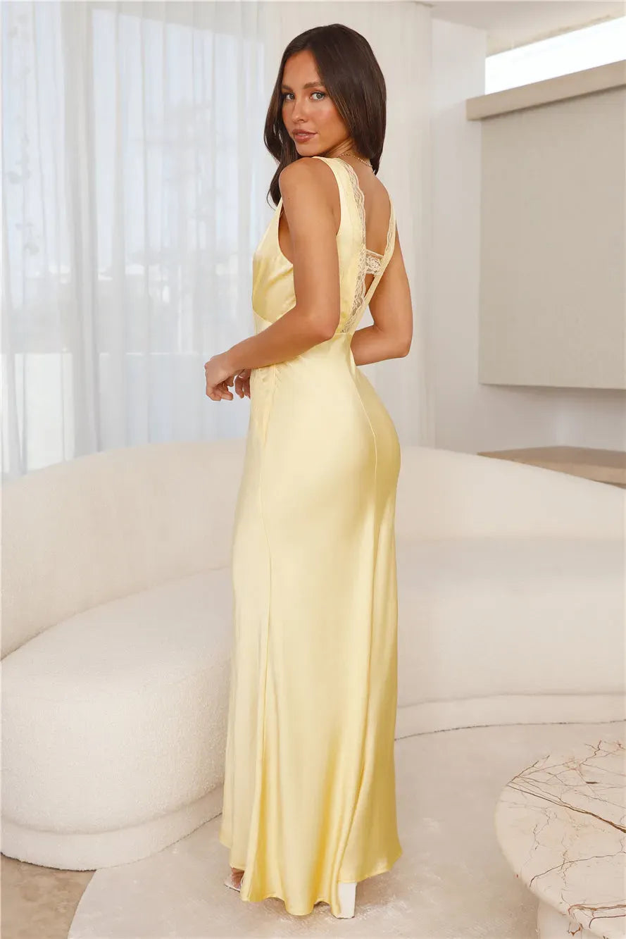 Robe longue en satin à col en V profond en jaune